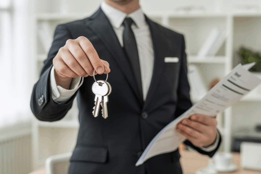 Makléř s klíči v ruce
