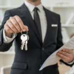 Makléř s klíči v ruce