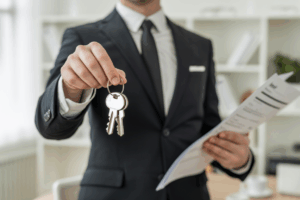 Makléř s klíči v ruce